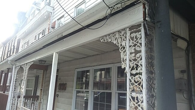 Building Photo - 582 Sunbury St