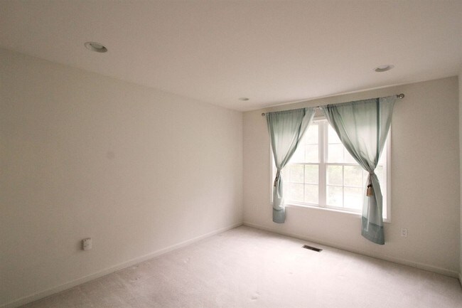 Building Photo - 38 Rosewood Ct
