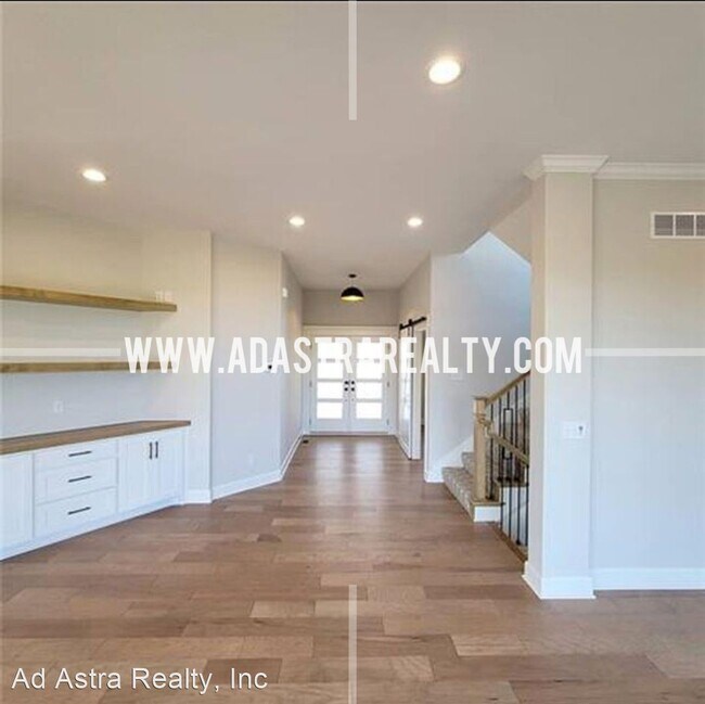 Building Photo - 4 br, 3.5 bath House - 18828 Oakmont St.,