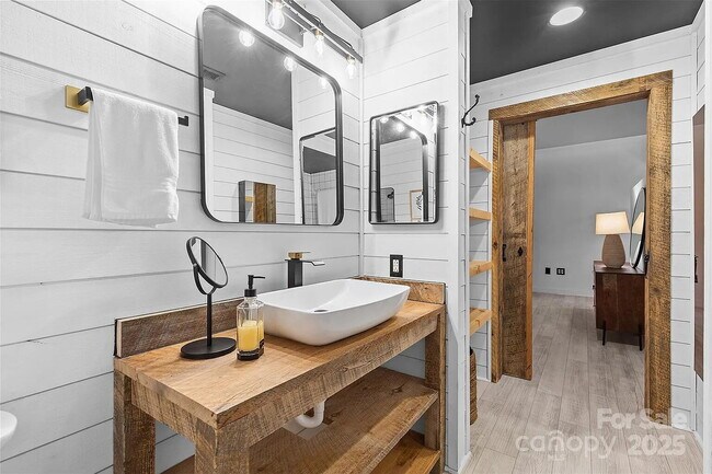 Foto del edificio - "Chic Urban Living: Spacious 1-Bedroom Ret...