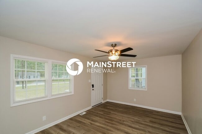 Building Photo - 2 Bedroom Pet-Friendly Home in Hillsborough, NC with Main Street Renewal