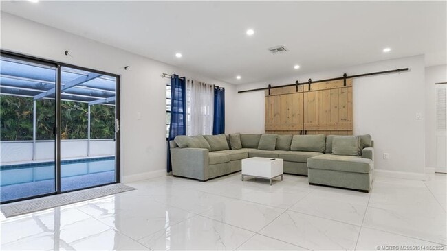 Foto del edificio - 2599 SE Westmoreland Blvd