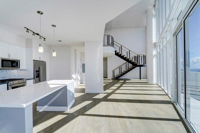 Foto del edificio - 215 N New River Dr E