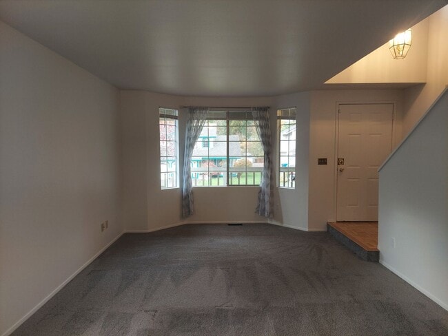 Building Photo - Kent East Hill rental home - 3 bedroom two...