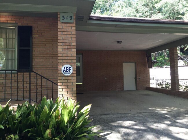 Foto del edificio - 319 Laurel Ln