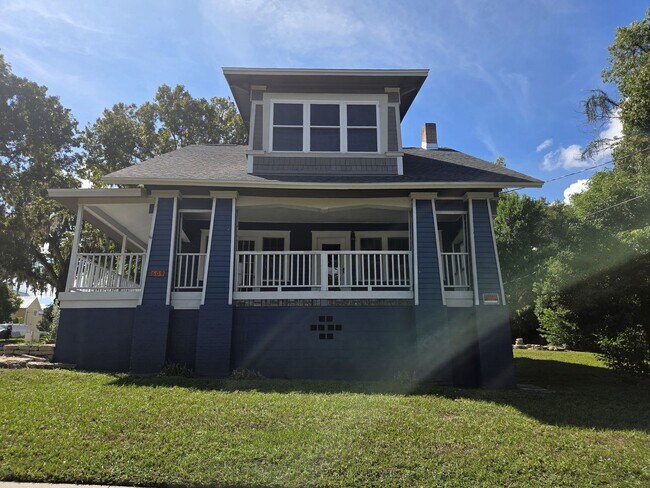 Foto del edificio - Move in Ready Historic Home in Downtown Cl...