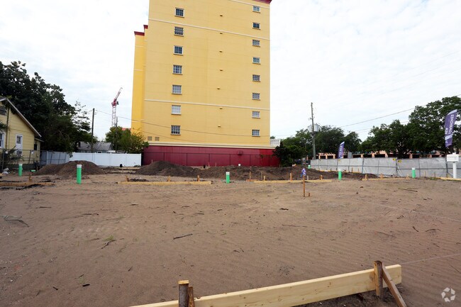Foto del edificio - Tuxedo Townhomes