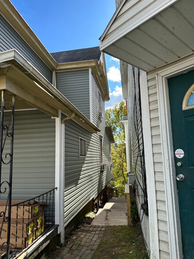 Building Photo - 386 Forest Ave