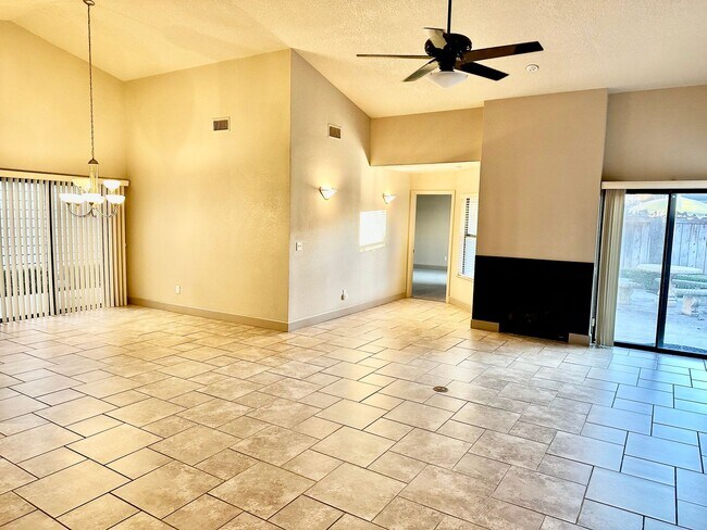 Foto del edificio - Beautiful updated 2 bed 2 bath