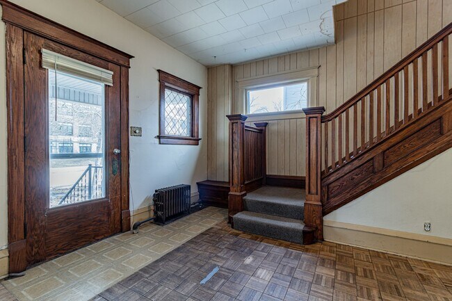Foto del edificio - 5 bedroom, 2 bath home, close to U of I, MTD lines, local shopping & dining!! - Available August ...
