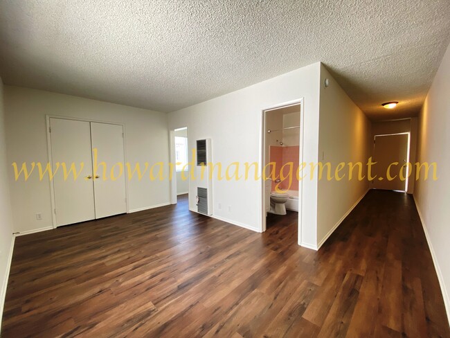 Building Photo - 3854 Mentone Ave