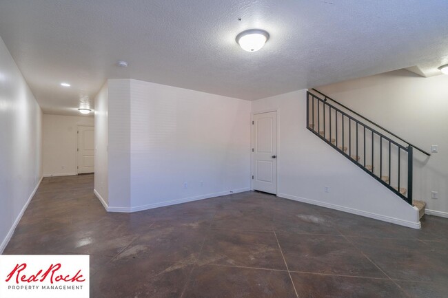 Foto del edificio - DOG-FRIENDLY 3 Bedroom Townhome with INTER...