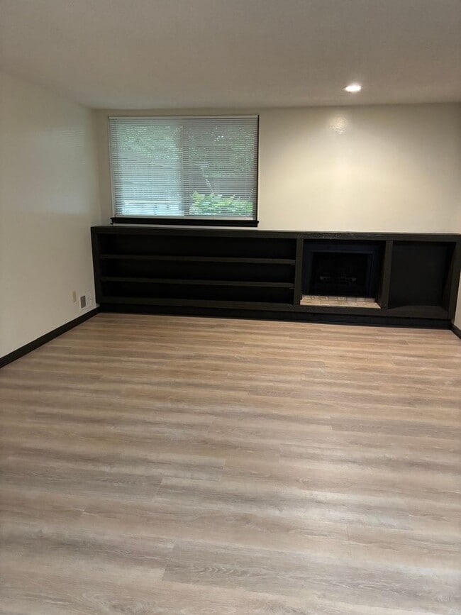 Building Photo - 2 bedroom 2 bath in quiet SW Neighborhood