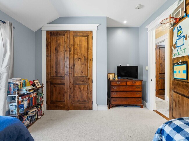 Building Photo - Stunning Oakton Retreat on a Sprawling 5-A...