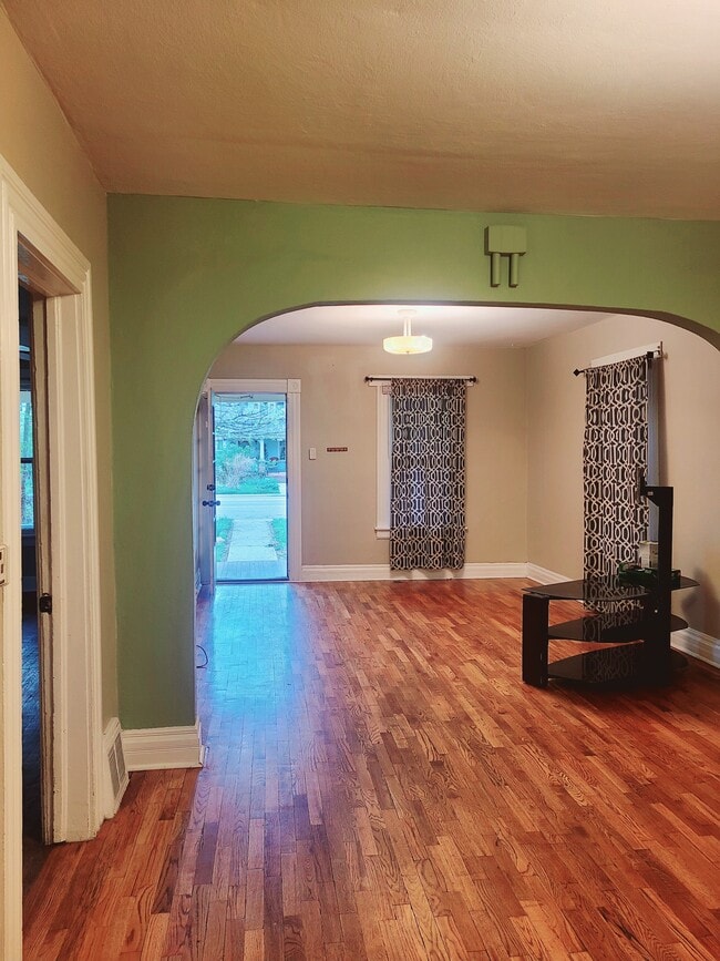 Photo - 727 Collyer St House