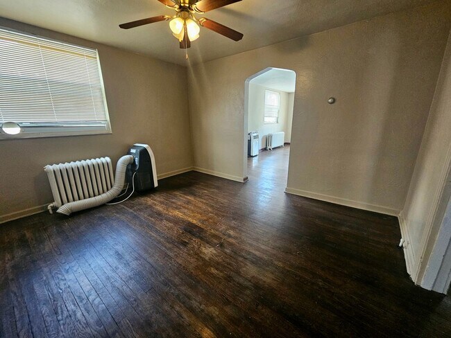 Foto del edificio - 1300 Kelton Ave
