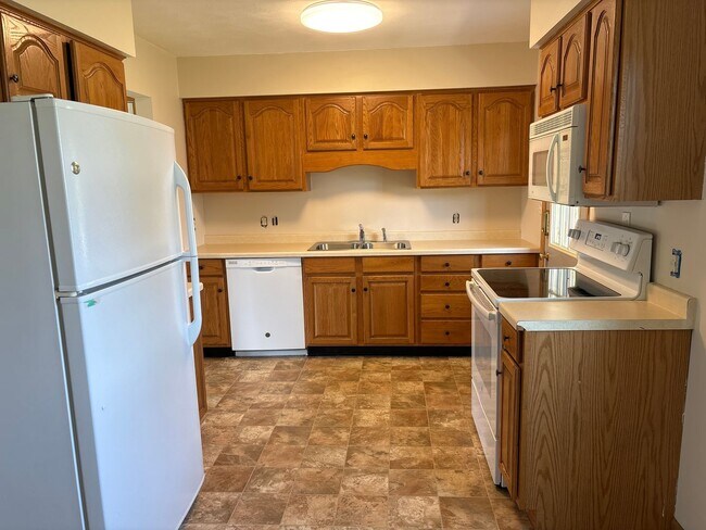 Foto del edificio - 2 Bedroom, 1.5 Bath Townhouse w/Garage in Camanche, IA