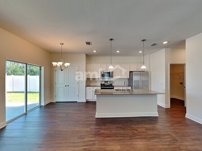 Building Photo - 884 Heavenly Drive