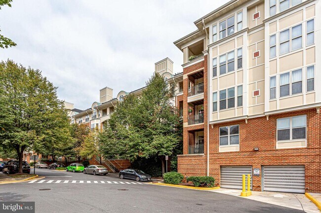 Building Photo - 1855 Stratford Park Pl