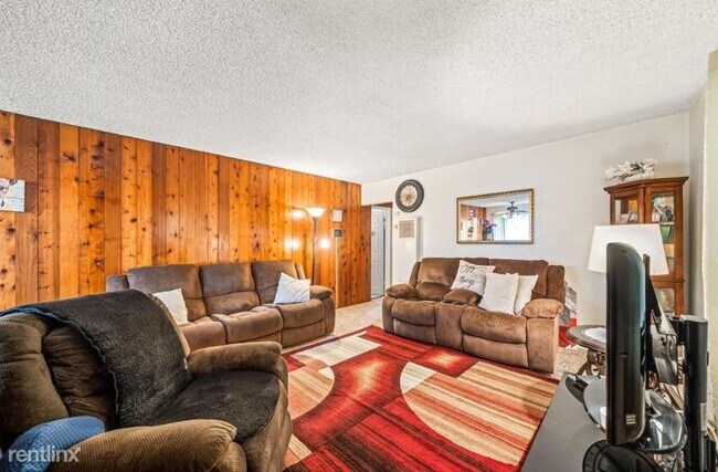 Building Photo - 3 br, 1 bath Townhome - 34 Natick Ave