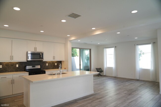 Building Photo - 3 br, 2.5 bath Townhome - 175 Magnet # 1