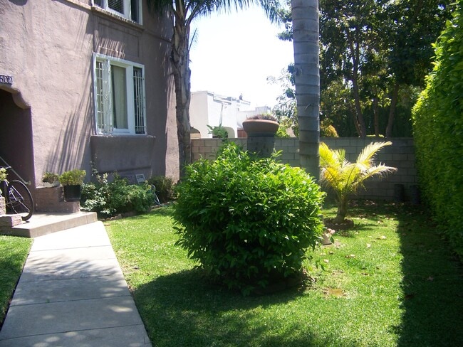 Building Photo - 2500 S Bronson Ave