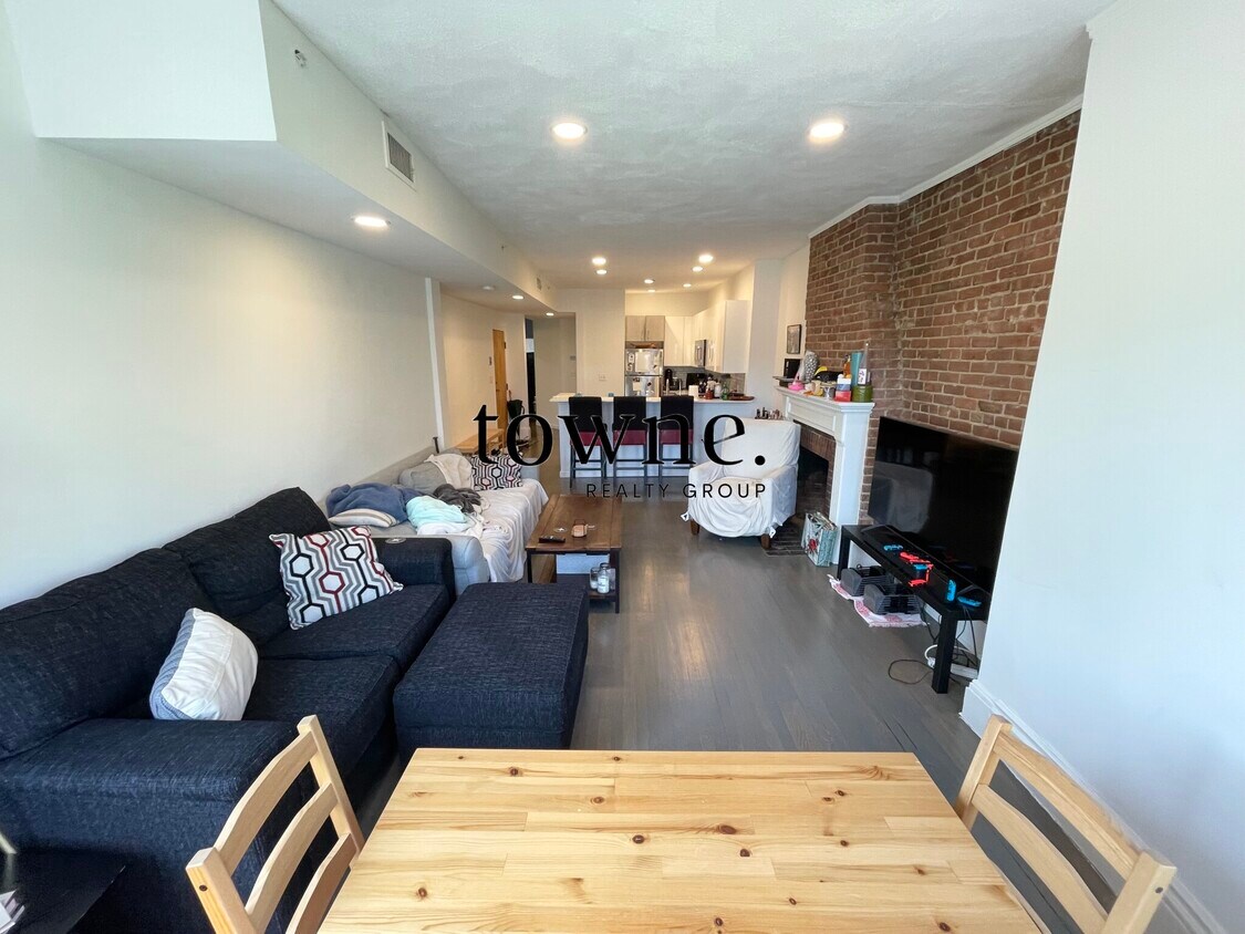Primary Photo - 1402 Beacon St