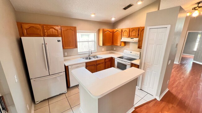 Building Photo - GORGEOUS 3 Bedroom, 2 Bathroom Home in Orl...