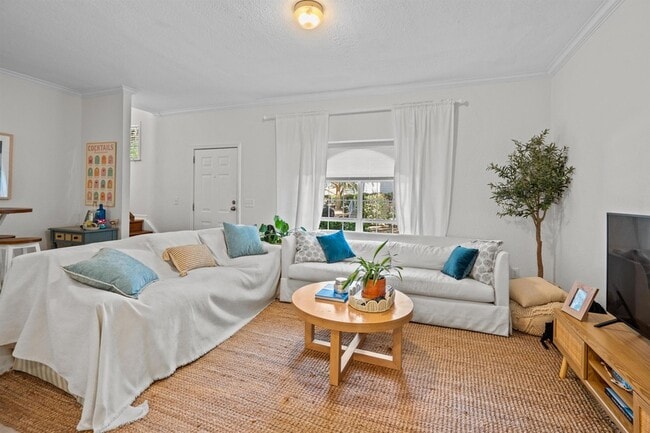 Building Photo - 114 Cedar St