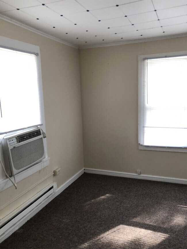 Building Photo - 700 E 6th St