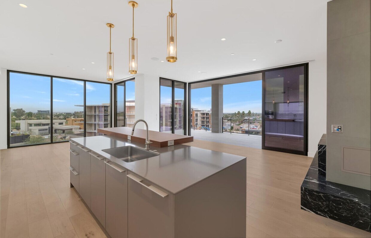 Foto principal - 6302 E Camelback Rd