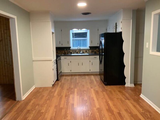 Foto del edificio - Spacious 3-Bedroom Home with 1.5 Baths & H...