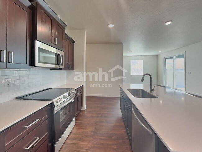 Foto del edificio - 1487 N Barkvine Ave