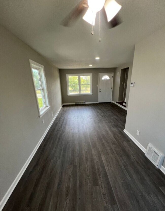 Foto del edificio - Modern 2-Bed, 1-Bath Duplex with Garage & Basement Storage