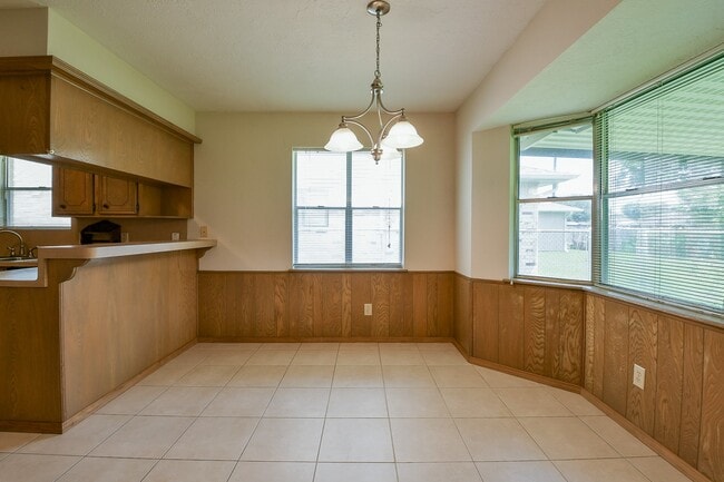 Building Photo - 2213 Westside Dr