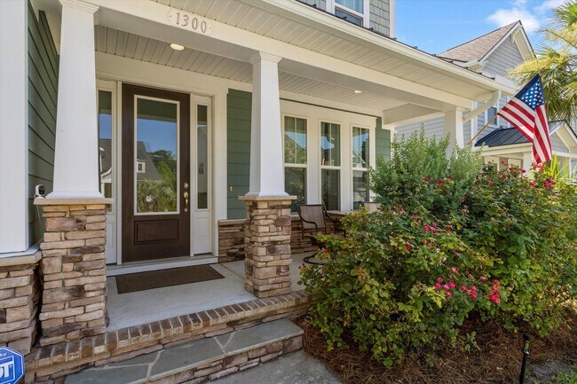 Foto del edificio - Beautiful 4-Bedroom Home with Fenced Yard ...