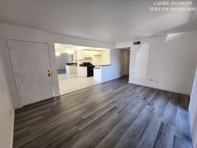 Building Photo - Corona 2 Bedroom Condo
