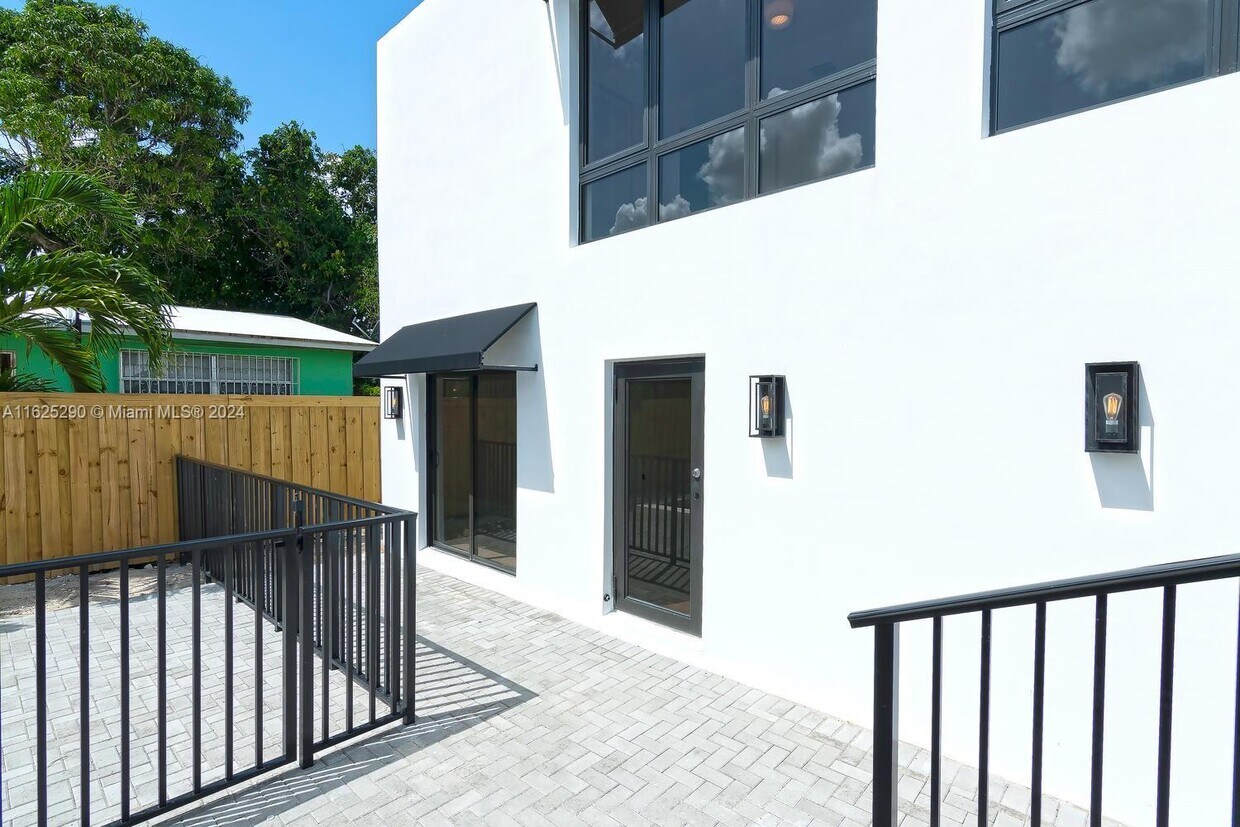 Primary Photo - 235 NW 39th St