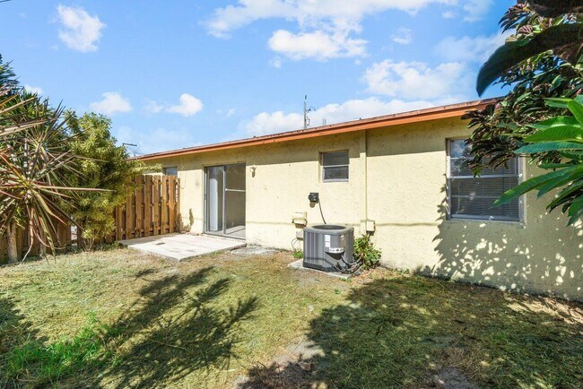 Building Photo - 4762 Gulfstream Rd