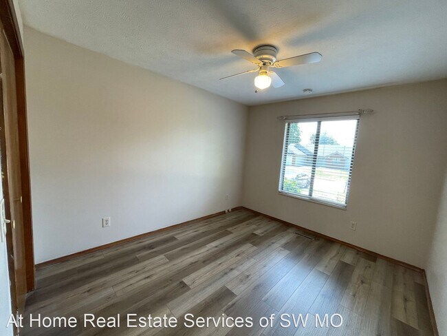 Building Photo - 3 br, 2 bath House - 3133 E Lark St
