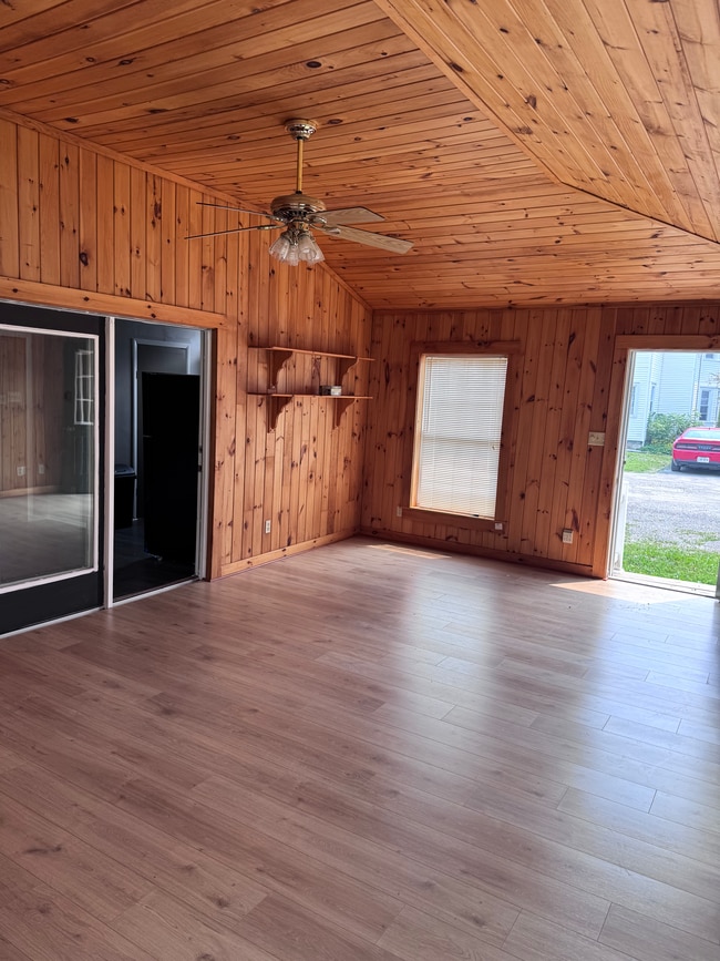 Bonus Room - 906 West Ave