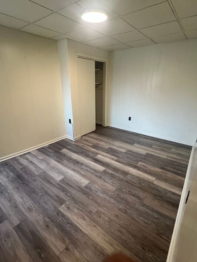 Building Photo - 4 bedroom town house 2 bathrooms