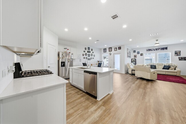 Foto del edificio - 4909 Hera Holw Dr