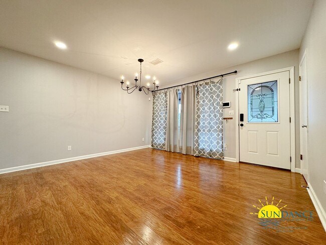 Building Photo - Charming 5-Bedroom Oasis in Oakland Heights!