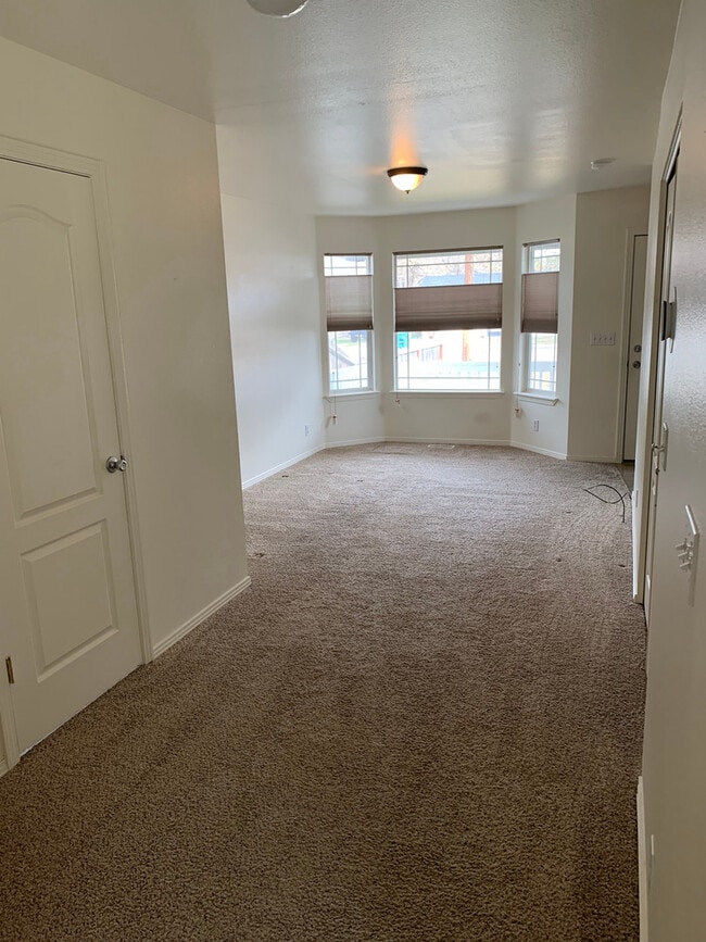 Building Photo - Cute centrally located home