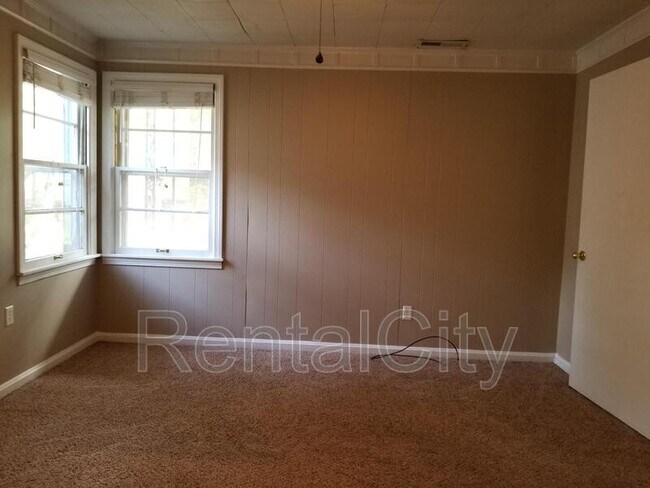 Building Photo - 4055 Roseland St