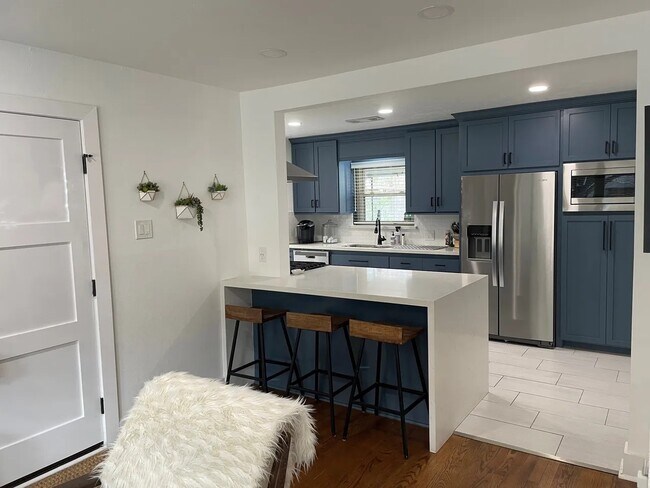 Building Photo - 2310 Hialeah Dr