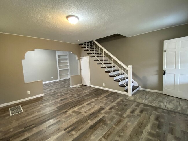 Building Photo - $1,395   3 Bed + Bonus Room!  Must See!