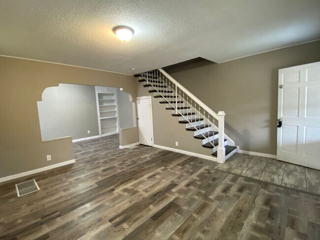Foto del edificio - $1,395   3 Bed + Bonus Room!  Must See!