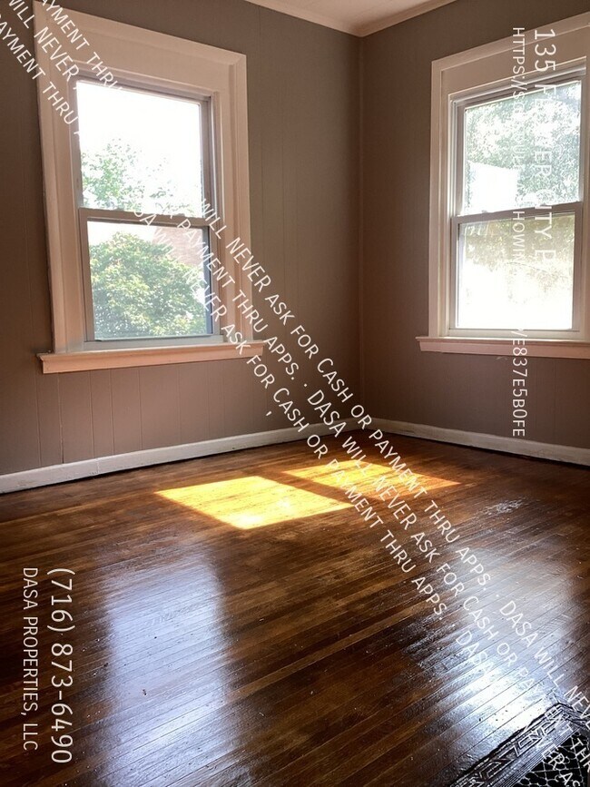 Foto del edificio - 135 Flower - 4 Bed / 1 Bath